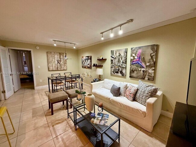 Building Photo - 910 Michigan Ave