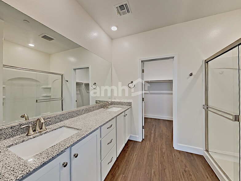 Building Photo - 5927 W Larkspur Dr