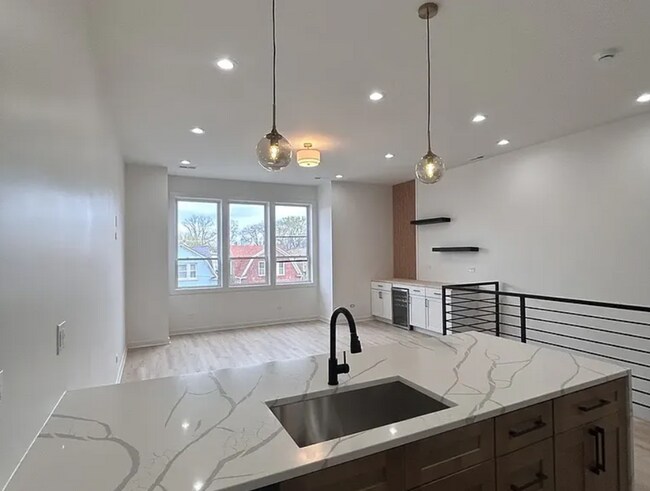 Building Photo - Modern 3b/2b Apartment In Humboldt Park