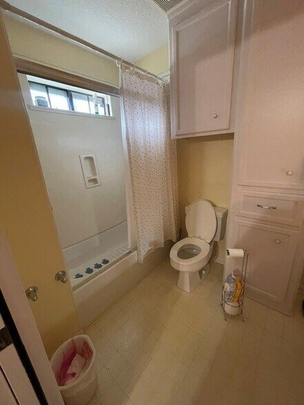 Building Photo - 1102 Camelot Ln