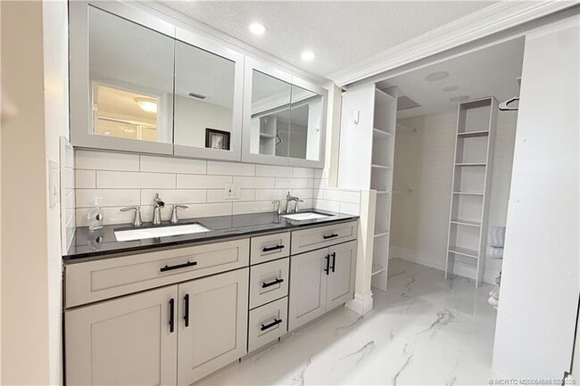 Building Photo - 1950 SW Palm City Rd