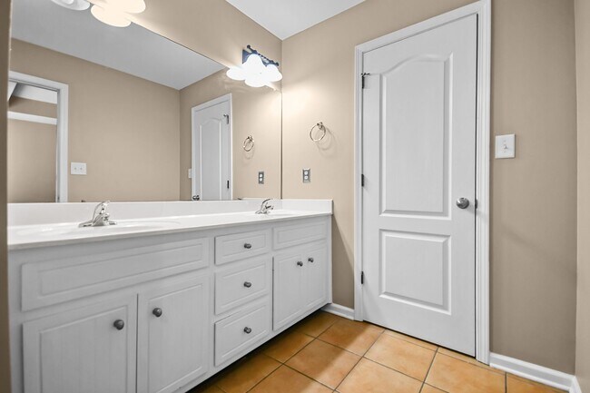 Building Photo - Pet Friendly Three Bedroom!