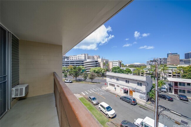 Building Photo - 1401 Lusitana St