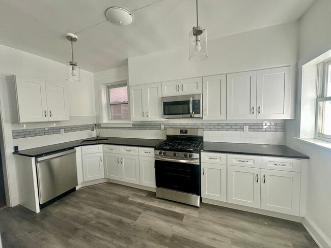 Building Photo - 6442 N Bosworth Ave