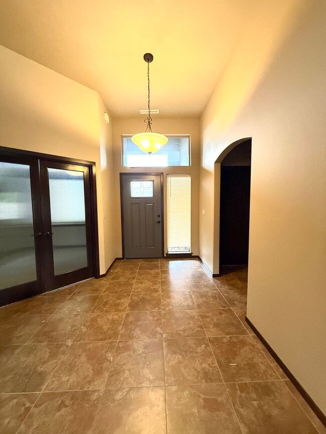 Building Photo - 4 bed 2 Bath off Keene