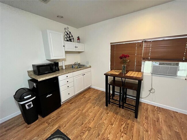 Building Photo - 6718 Kingswood Dr N