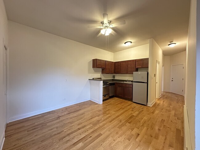 Building Photo - 824 W Cornelia Ave