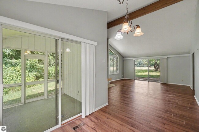 Building Photo - 981 Meadowbrook Dr