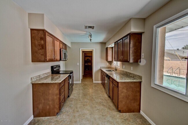 Building Photo - 1030 E Manhatton Dr