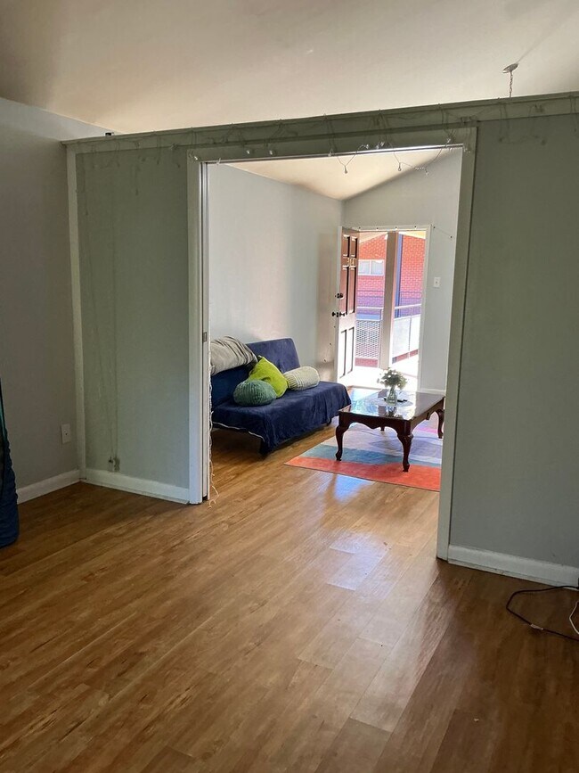 Building Photo - 1BR/1 BA + Bonus Room and balcony in Stadi...