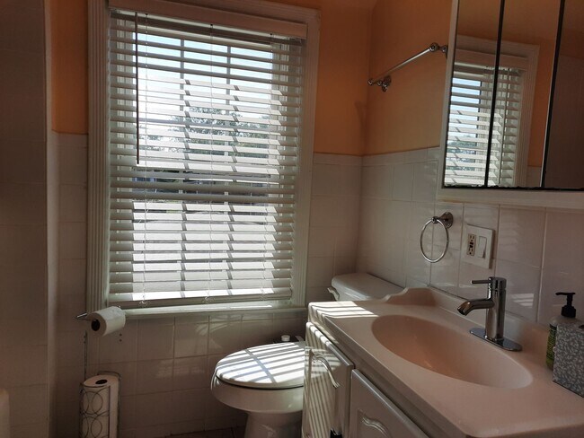 Building Photo - 3Br/2Bath House in Evanston $3,600/m