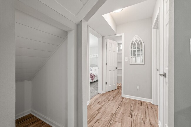 Building Photo - Stunning 4 bedroom with two bonus spaces, ...