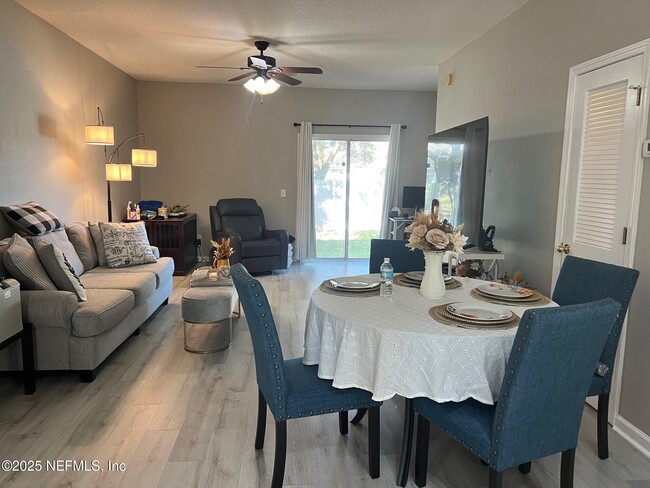 Building Photo - 385 Scrub Jay Dr