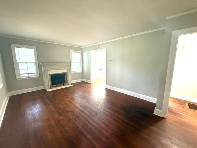 Building Photo - ** 2 Bed 1 Bath Located in Highland Garden...