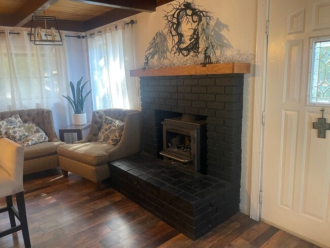 Building Photo - Fabulous home in the woods!