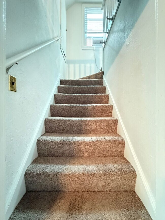 Building Photo - 3 Bedroom Home With A  Basement And Large Back Yard