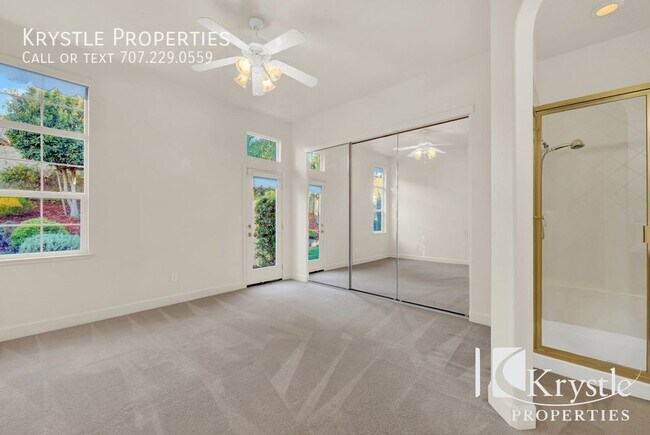 Building Photo - Gorgeous condo in beautiful Tiara gated co...