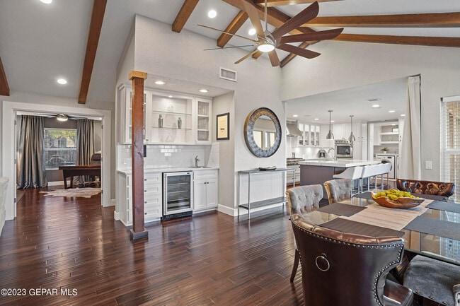 Building Photo - 413 Hollydale Dr