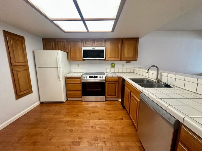 Primary Photo - 2 bedroom, 2.5 bathroom townhouse with pri...