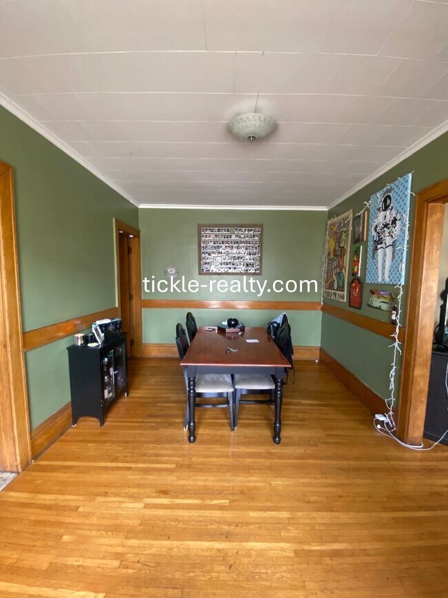 Building Photo - Large 2 Bedroom in Swillburg - Covered Porch