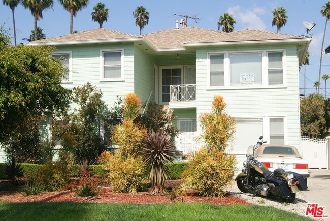 Primary Photo - 4425 Victoria Park Pl