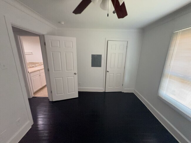 Building Photo - 1BR/1BA | Newly Renovated  Home | Gated Community|  In Dallas!