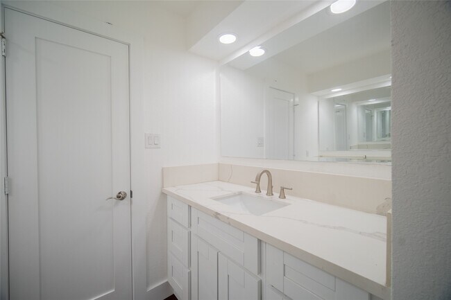Building Photo - 4815 Caris St