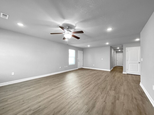 Building Photo - Charming 3BR/2BA Renovated Duplex | Ranch-Style Living in Colonial Gardens