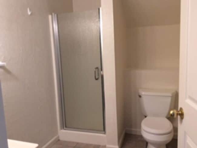Building Photo - Light-Filled 3bedroom/2bath Near Highway &...