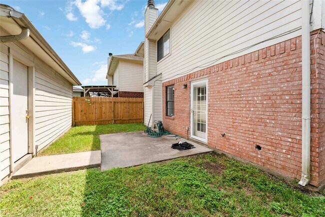 Building Photo - 13834 Trumpetvine St