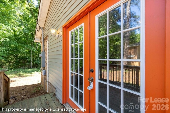 Building Photo - 234 Poplin St