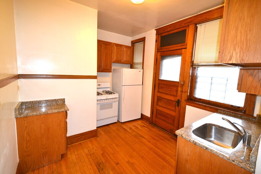 Building Photo - 3767 N Lakewood Ave