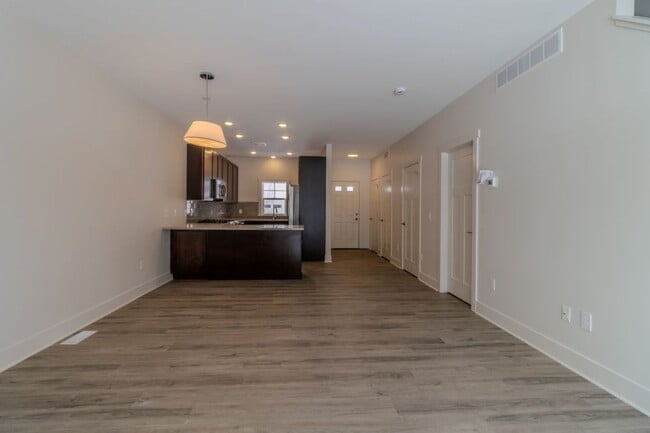 Building Photo - 1502 Simsbury St