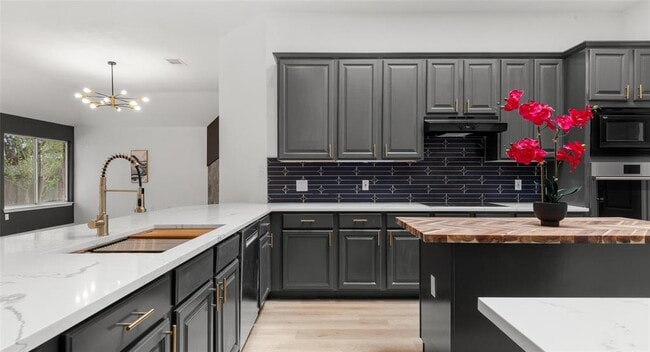 Building Photo - 2527 Crenshaw Dr