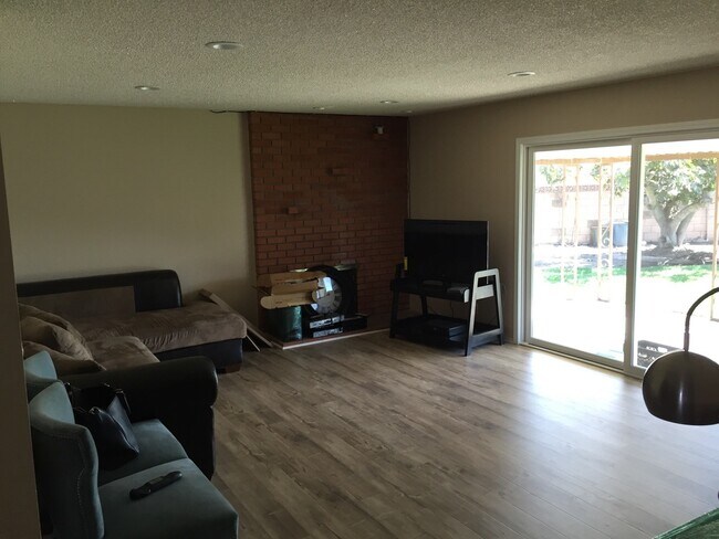 Building Photo - One story home on a HUGE lot in Central Camarillo