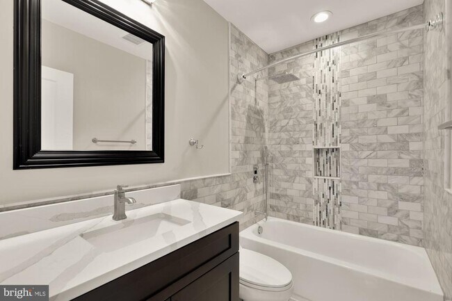 Building Photo - 2228 Kearny St NE