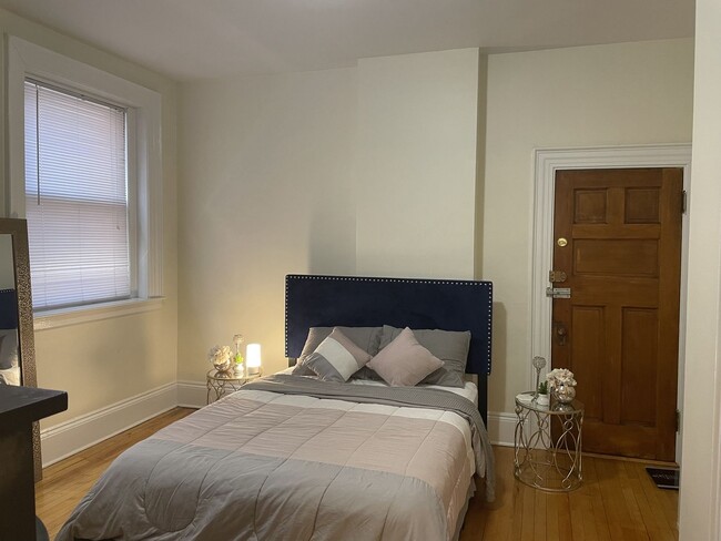 Building Photo - Minutes to BU 1 Bed September 1st
