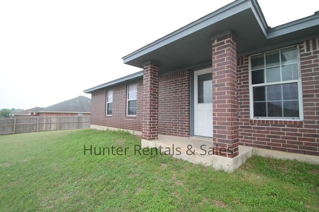 Building Photo - Spacious Duplex!