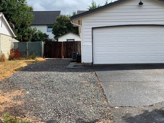 Building Photo - Honey stop the car one-Level ranch in the ...