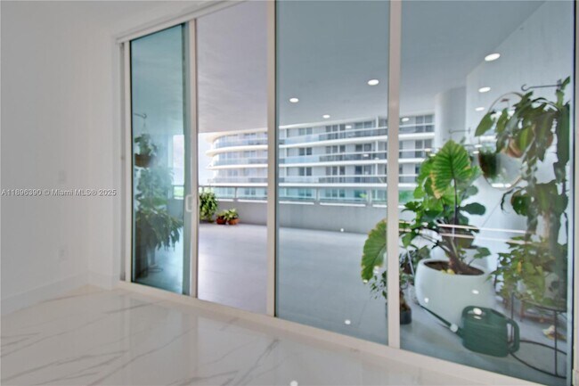 Building Photo - 1800 N Bayshore Dr