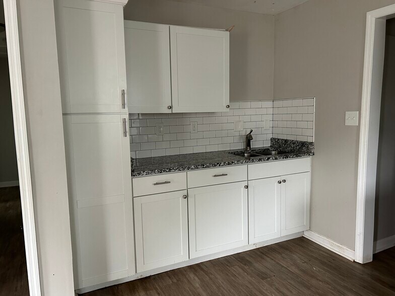 Building Photo - 907 Fairway Dr NW