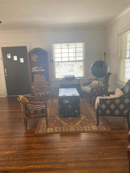 Eclectic styled sitting area main living room - 4907 Atlantic Ave