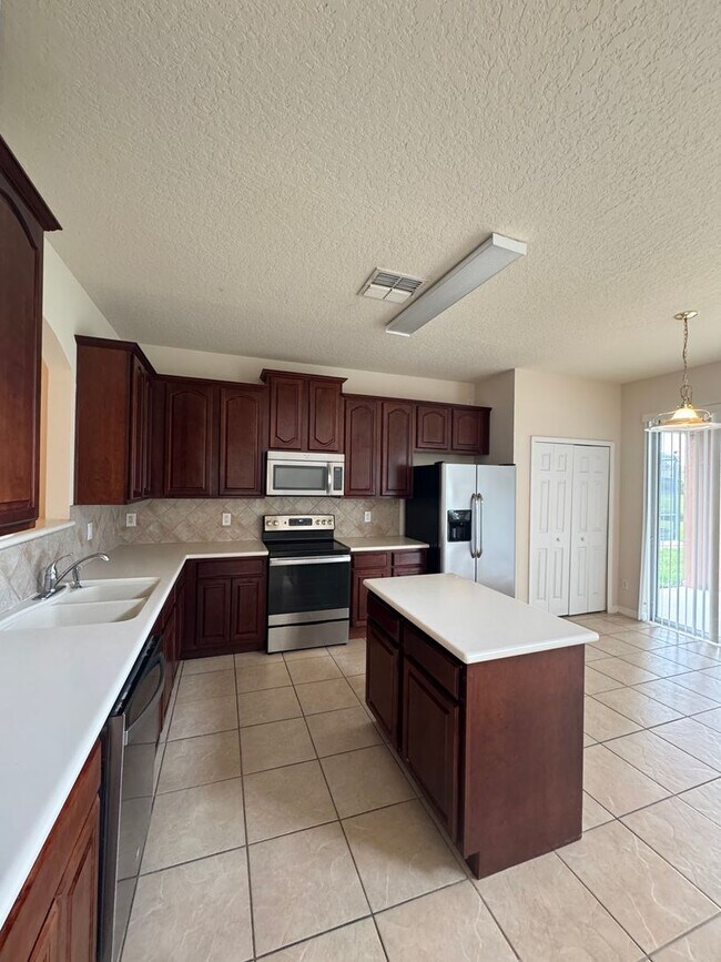 Building Photo - Spacious house with 6 bedrooms and 4.5 bathrooms to call home