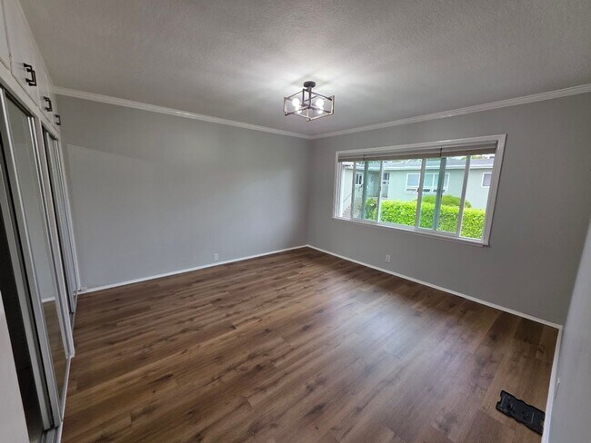 Building Photo - UPPER 1BD/1BA CONDO WITH GARAGE AND COMMON...