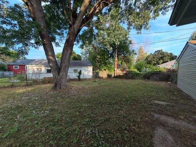 Building Photo - 5468 N Strathmore Ave