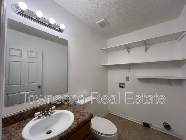 Building Photo - 7121 Dayspring Dr