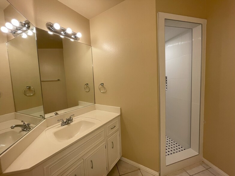 Master bath 2 - 6800 N 8th St
