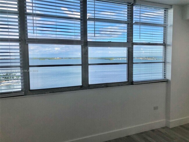 Building Photo - 905 Brickell Bay Dr