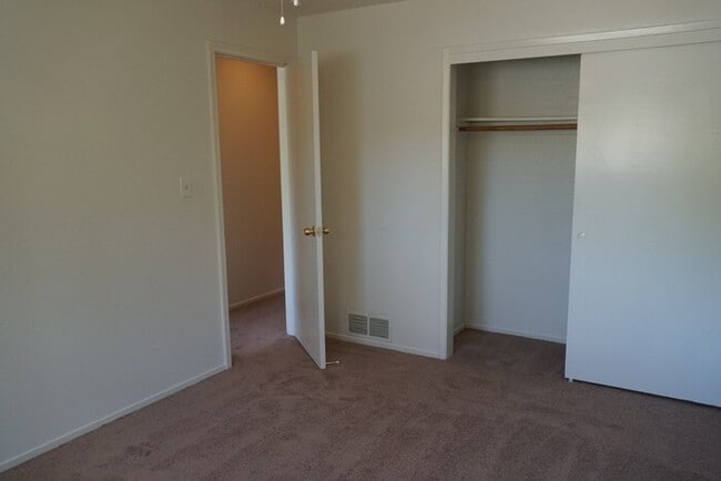 Building Photo - 3 bedroom 1 bath duplex in the wonderful city of Fair Oaks!