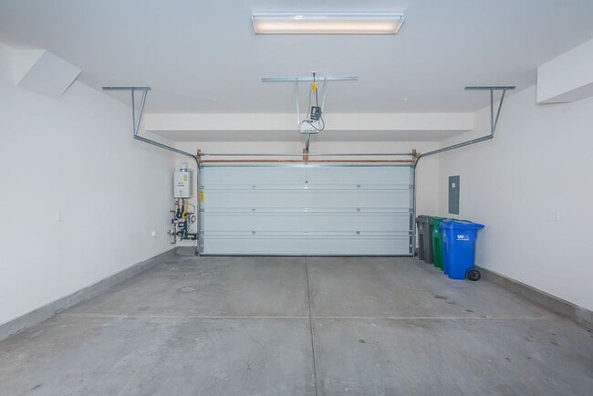 Building Photo - Modern Oceanside Townhome with Resort-Style Amenities